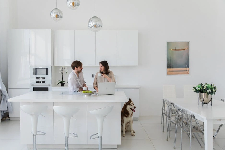 Mutfak masasında faturaları ve bütçeyi planlayan bir çift