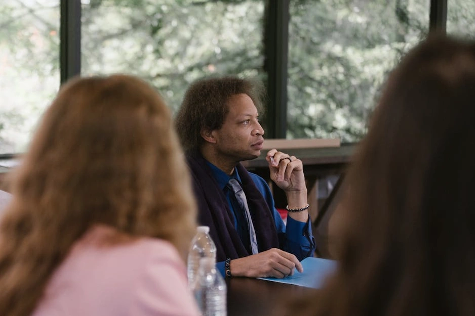 Ofiste beyin fırtınası yapan çeşitli bir ekip